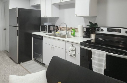 Brooklands House | Pleasant home with snazzy finishing. Proximity to the airport and downtown