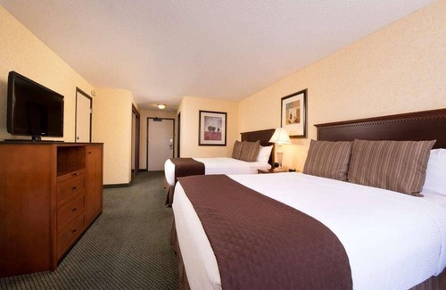 Tri-Cities Resort | Pleasant Stay! 2 Comfortable Units for Families, w/Free Parking, Onsite Pool!