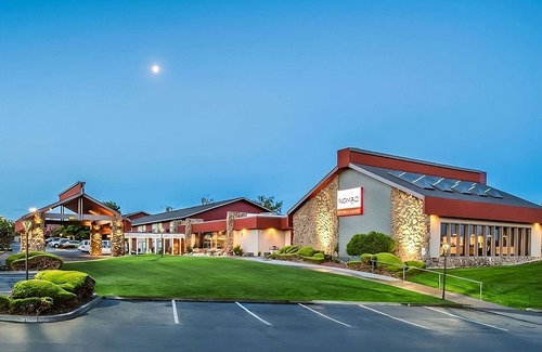 Tri-Cities Resort | Pleasant Stay! 2 Comfortable Units for Families, w/Free Parking, Onsite Pool!