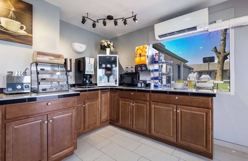 Salem Resort | Pleasant Stay in Knights Inn & Suites Salem! Free Breakfast and Parking