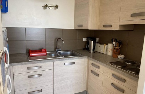 Saint-Cast-le-Guildo Apartment | Pleasant studio with magnificent view of the port of St Cast and with WIFI, sleeps 3