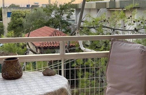 Saronida Apartment | Pleasant studio with balcony near the sea
