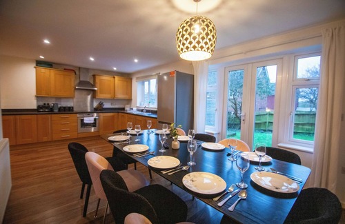 Andover House | Plough House - Andover - Sleeps 10
