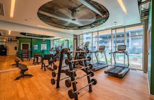 Evans Churchill Apartment | Plush 2BD - CDT - Gym, Pool, Parking - Sleep 8