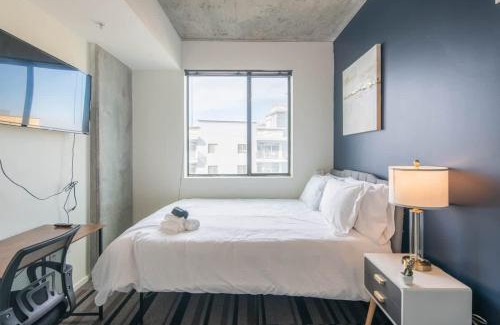 Evans Churchill Apartment | Plush 2BD - CDT - Gym, Pool, Parking - Sleep 8