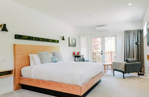 Ucluelet Hotel | Pluvio Restaurant and Rooms