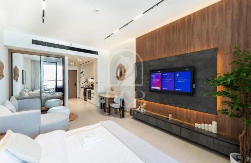 Madinat Zayed Apartment | PNB Living - Luxury Studio with Canal Views - Trillionaire Residences, Business Bay