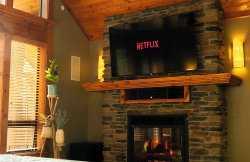 Hobart Cabin | PNW Craftsman King Suite Mountain View Retreat