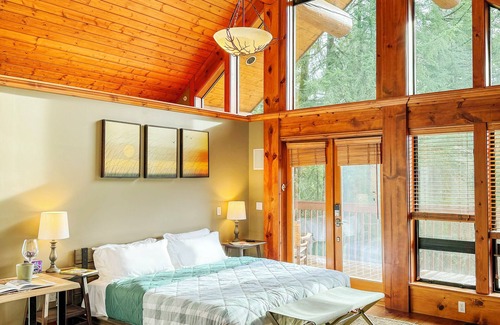 Hobart Cabin | PNW Craftsman King Suite Mountain View Retreat