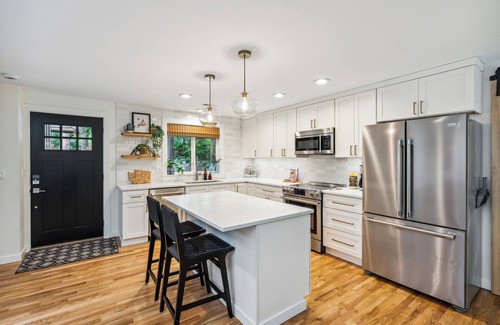 Alderwood Manor House | PNW Summer Haven - Close to Light Rail, Downtown, & Mtns