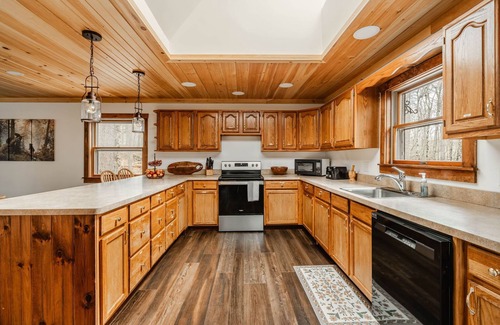 Thornhurst Cabin | Pocono Family Getaway - Beautiful Home in Arrowhead Lakeside Community!