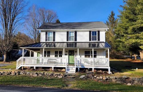 Stroudsburg House | Pocono Farmhouse - Fully Renovated 1881 Home