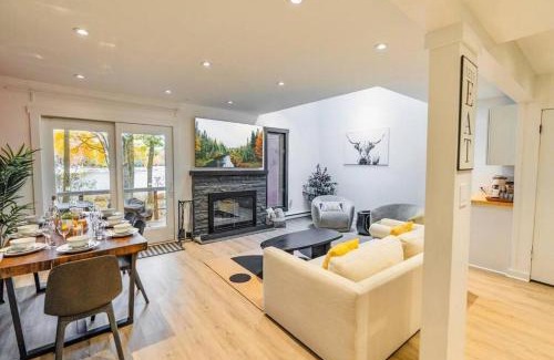 Lake Harmony House | Poconos Fall Escape , Lakefront with Scandi Style