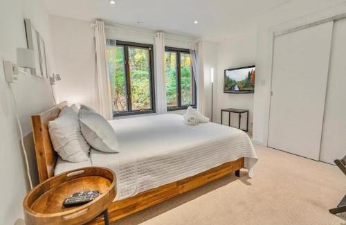 Lake Harmony House | Poconos Fall Escape , Lakefront with Scandi Style