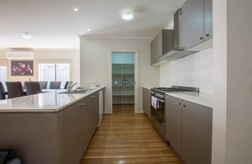 Point Cook House | Point Cook Home with a beautiful view in salt water