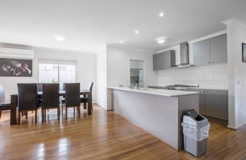 Point Cook House | Point Cook Home with a beautiful view in salt water