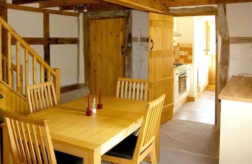 Westbrook Court Cottage | POINT COTTAGE, pet friendly, with open fire in Preston-On-Wye