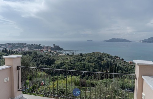 Pugliola Apartment | Points of View, Marine Lands