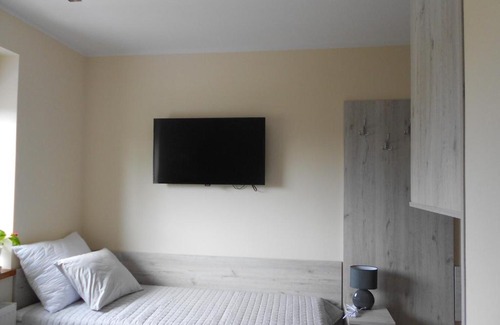 Rusinowo House | Pokój trzyosobowy nr 1 z prywatną łazienką L. Wójtowicz