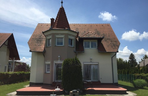 Balatonmariafurdo Apartment | Poldis Villa only 50m to the lake (DHH Lujza)