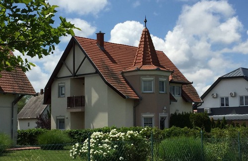 Balatonmariafurdo Apartment | Poldis Villa only 50m to the lake (DHH Lujza)