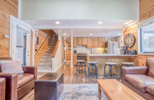 Overlook Park House | Pole House 15 - Meredith Lodging