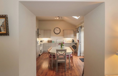 Shipton Gorge Cottage | POMME BLUSHE HOUSE, pet friendly, with hot tub in Shipton Gorge