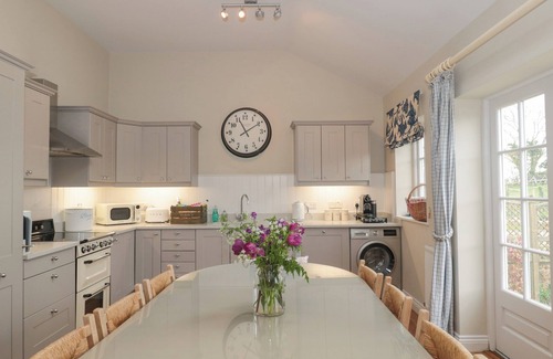 Shipton Gorge Cottage | POMME BLUSHE HOUSE, pet friendly, with hot tub in Shipton Gorge