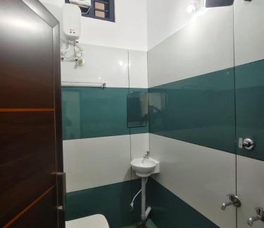 Mannarkkad Hotel | Ponnus Residency