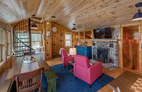 Pequot Lakes Cabin | PONTOON BOAT INCLUDED early May thru early October. Quaint cabin on Sibley Lake.