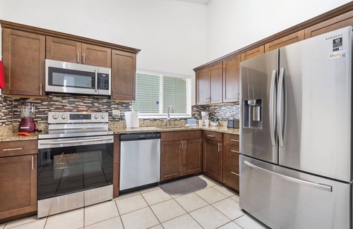 Lindfields House | Pool 12 Mins to Disney Private Parking