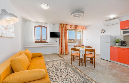 Mali Maj Apartment | Pool, 400m from the beach, sea view, air-conditioned, garden