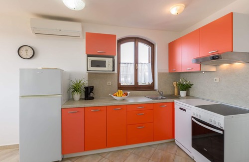 Mali Maj Apartment | Pool, 400m from the beach, sea view, air-conditioned, garden