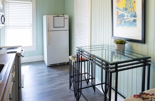 Oaks Historic District Apartment | Pool Cottage in Historic Old Town Beaumont