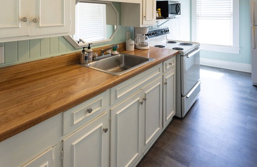 Oaks Historic District Apartment | Pool Cottage in Historic Old Town Beaumont