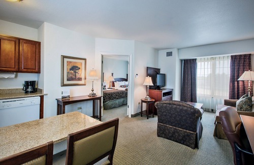Rockford Condo | Pool. Free Breakfast. Close to Midway Village Museum!