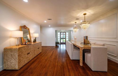 Houston House | POOL Heated Spa Galleria sleeps 12 Griddle