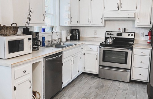 Houserville House | Pool + hot tub +Fire place + Deck fenced backyard 7 min from Penn state