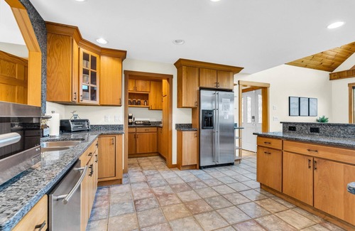 Bethel Cabin | POOL+HotTub+Sauna/Privacy+9miles to Sunday River