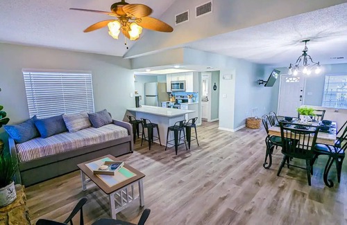 Hudson House | Pool House Oasis, 5 Mins to Beach, Near Weeki Wachee - Perfect Vacation Getaway!