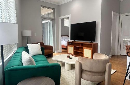 River West Apartment | Pool Table Free Parking Sleeps 8