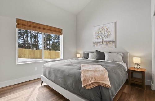 Florissant House | Pool Table|Hot tub|Modern Kitchen|Nestled in Trees