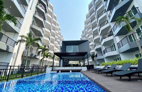 Rayong Condo | Pool view balcony 1 bdrm, modern style w Wi-Fi and AC near the beach