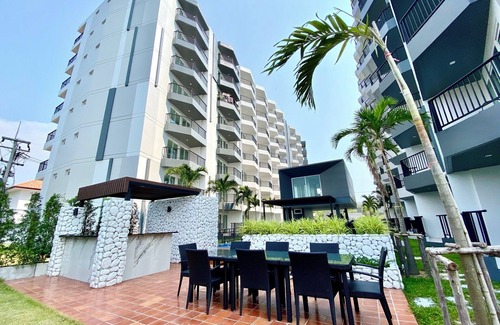 Rayong Condo | Pool view balcony 1 bdrm, modern style w Wi-Fi and AC near the beach