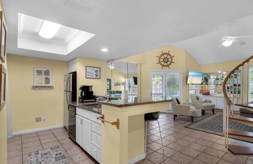 Gulf Pines Condo | Pool View | Screened-in Balcony | Free Seasonal Beach Chair Service