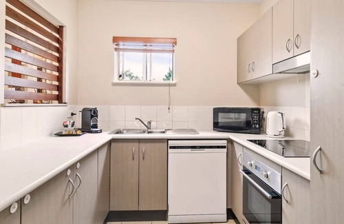 Mooroobool Apartment | Pool view two-bedroom apartment 10 min from city