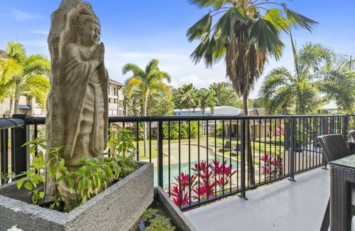 Mooroobool Apartment | Pool view two-bedroom apartment 10 min from city