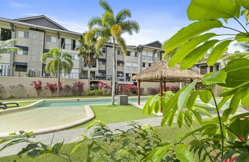 Mooroobool Apartment | Pool view two-bedroom apartment 10 min from city