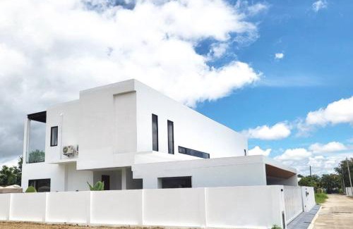 San Phi Suea Villa | Pool villa near Ruamchok Boxing private pool etc