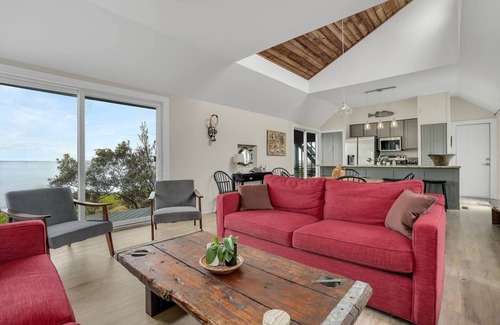 Chincoteague House | Poole's Cove - Waterfront; Main Street!